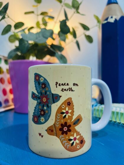 Cream ceramic mug with two floral birds and quote ‘Peace on Earth’ – Fikaestore